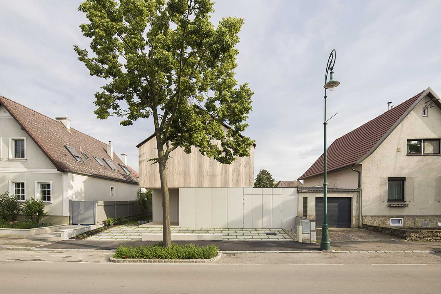 House W1T in wood and concrete for sustainable living and architecture with dynamic spaces