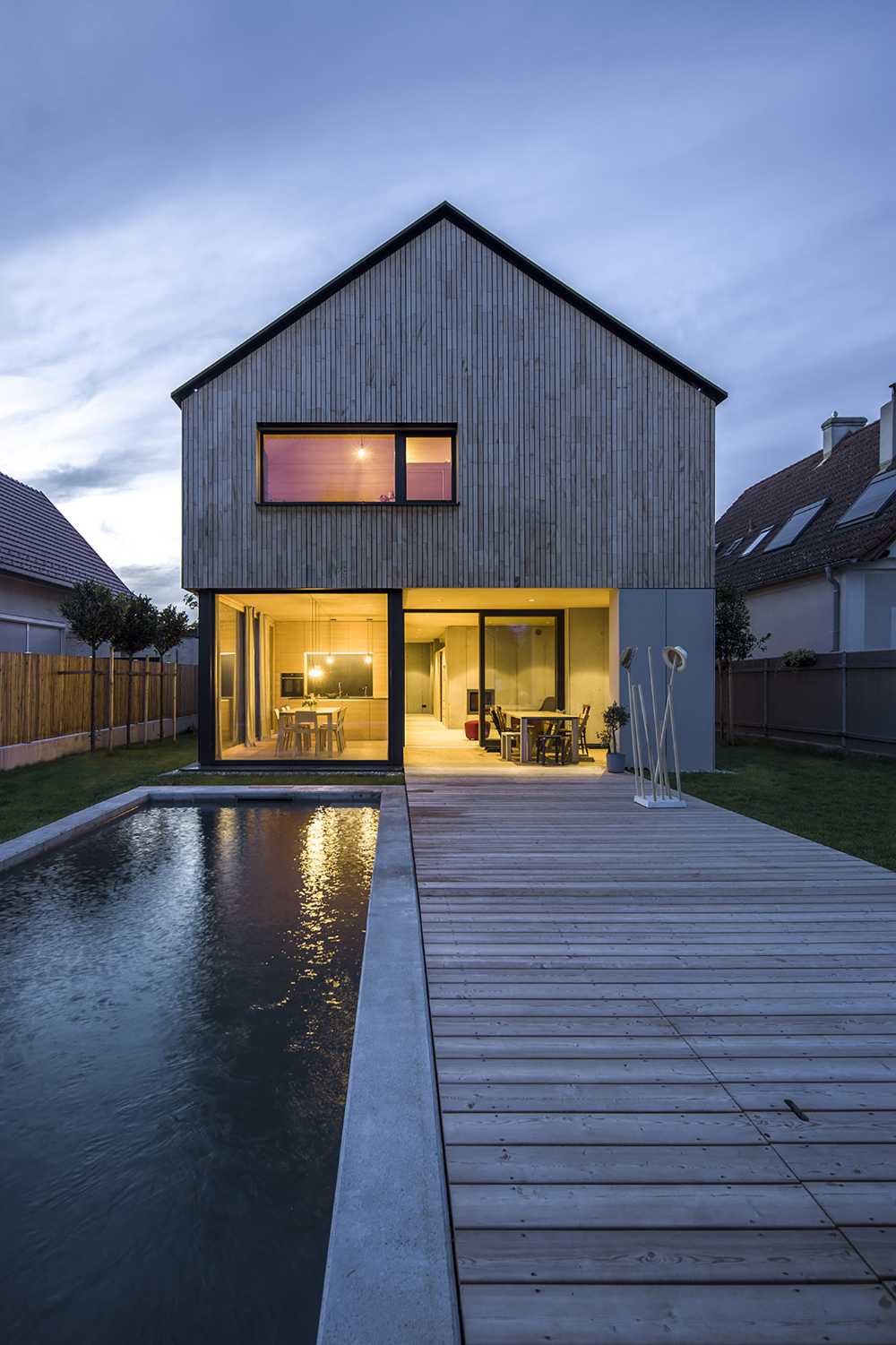 House W1T in wood and concrete for sustainable living and architecture with dynamic spaces