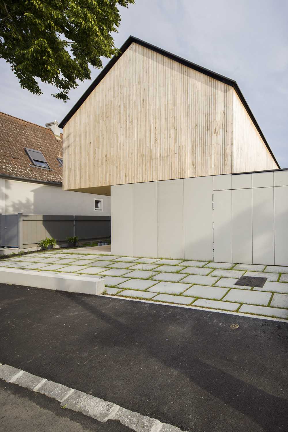 House W1T in wood and concrete for sustainable living and architecture with dynamic spaces