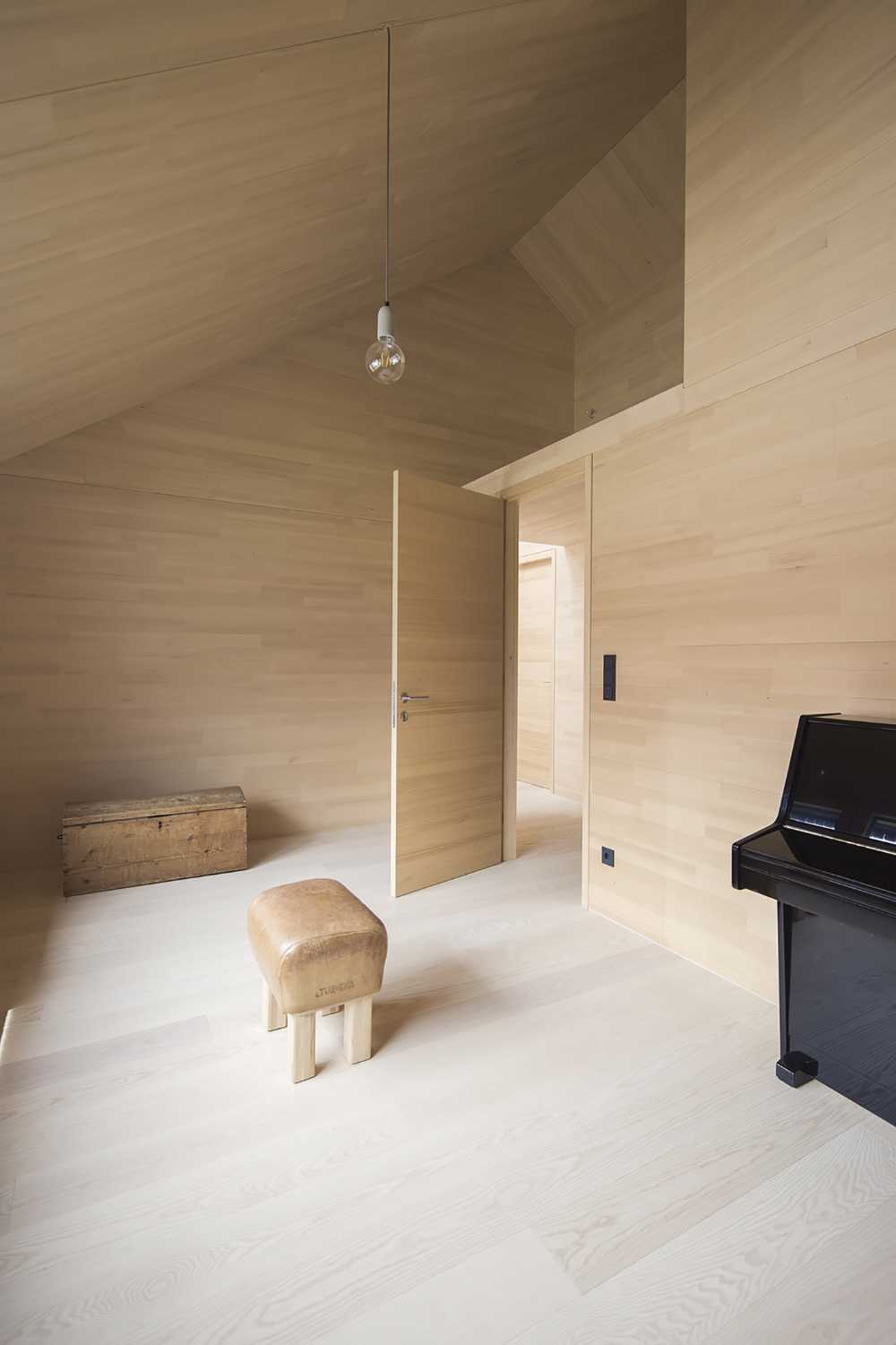 House W1T in wood and concrete for sustainable living and architecture with dynamic spaces