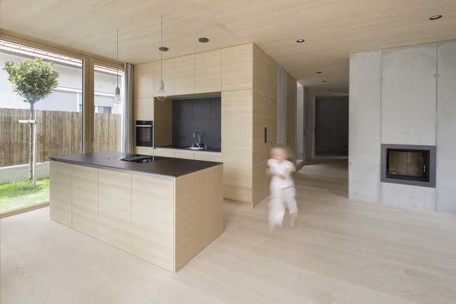 House W1T in legno e cemento per un abitare sostenibile e un’architettura dai volumi dinamici
