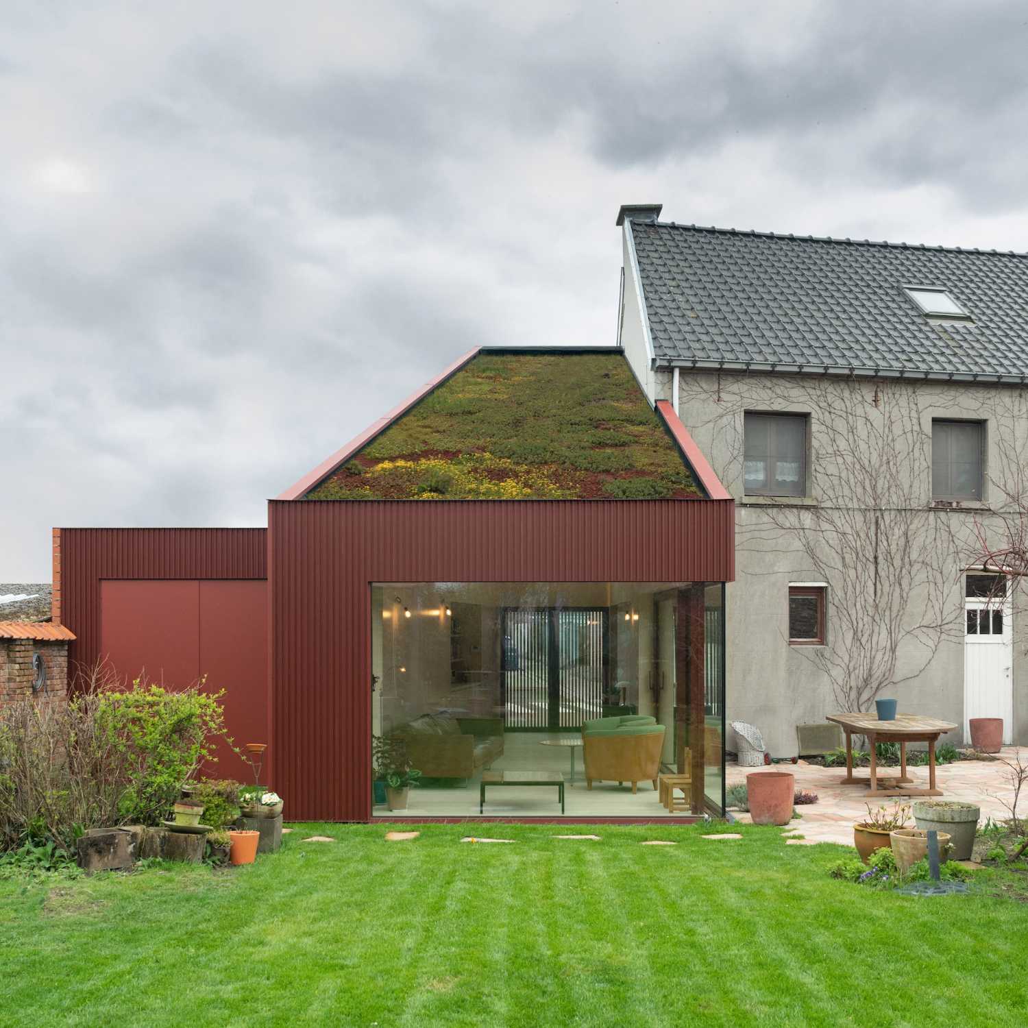 Transformer un garage en une confortable pièce de jardin pour profiter du temps libre