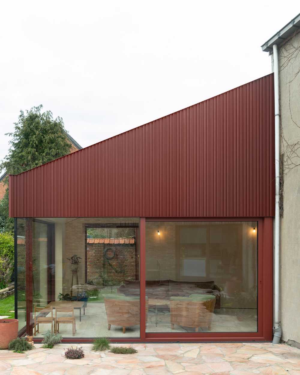 Trasformazione di un garage in confortevole garden room dove gustare il tempo dell’ozio