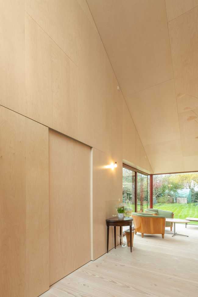 Transformer un garage en une confortable pièce de jardin pour profiter du temps libre