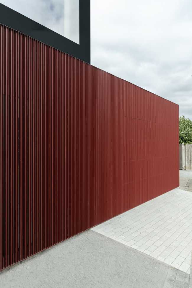 Transformer un garage en une confortable pièce de jardin pour profiter du temps libre