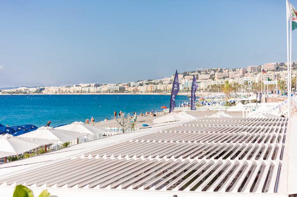 Blue Beach sur la Promenade des Anglais à Nice. La pergola bioclimatique crée une oasis de confort en bord de mer