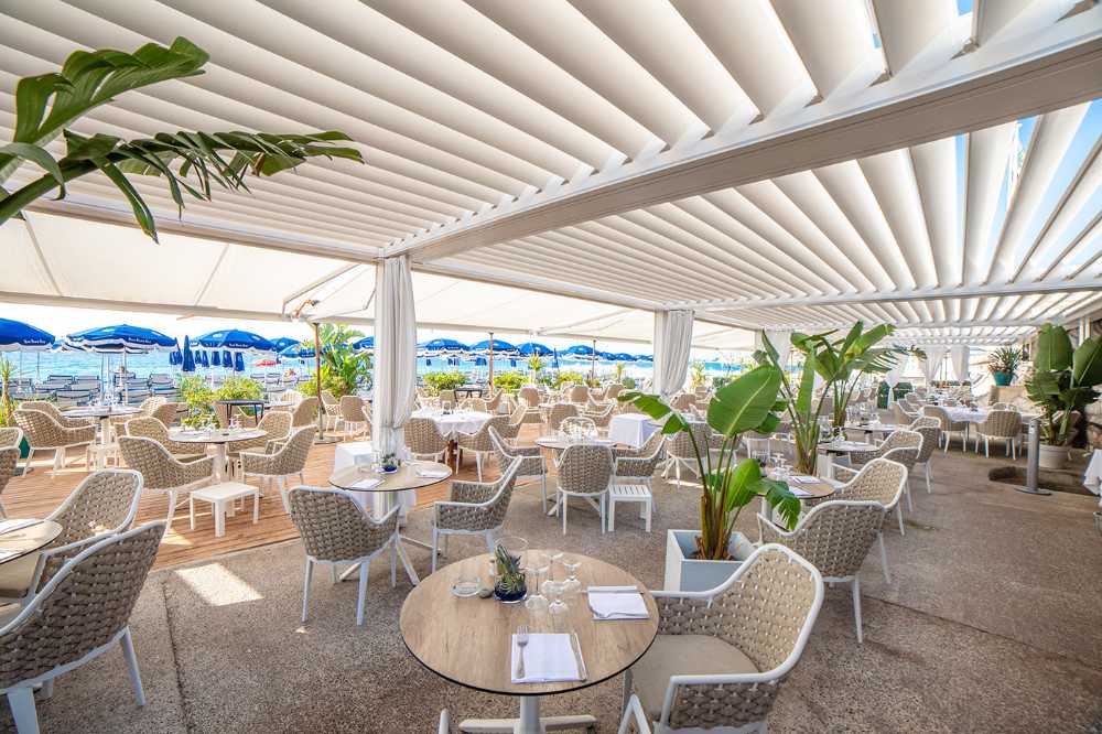 Blue Beach sulla Promenade di Nizza. La pergola bioclimatica crea un’oasi di comfort in riva al mare