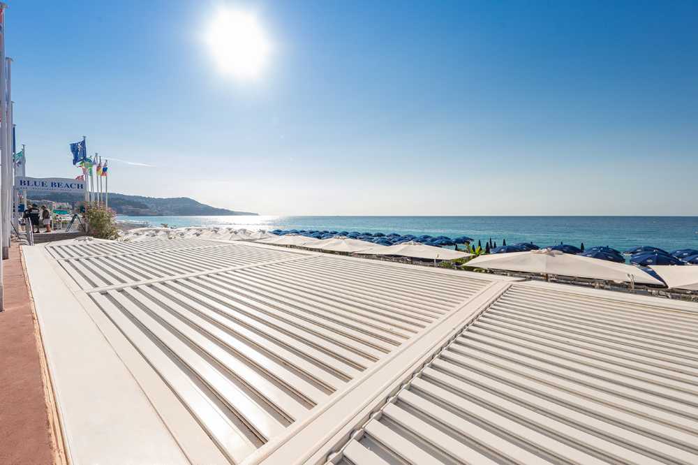 Blue Beach sur la Promenade des Anglais à Nice. La pergola bioclimatique crée une oasis de confort en bord de mer