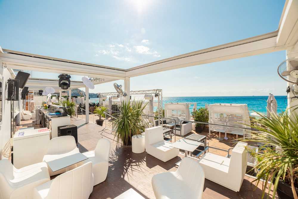 Blue Beach sur la Promenade des Anglais à Nice. La pergola bioclimatique crée une oasis de confort en bord de mer