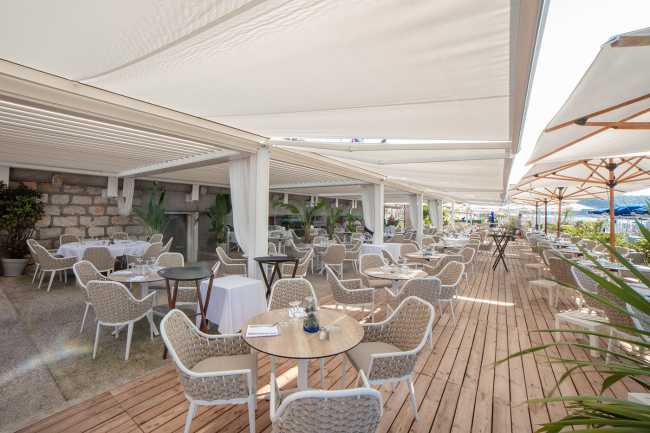 Blue Beach sulla Promenade di Nizza. La pergola bioclimatica crea un’oasi di comfort in riva al mare