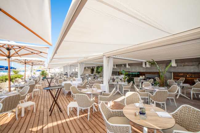 Blue Beach sulla Promenade di Nizza. La pergola bioclimatica crea un’oasi di comfort in riva al mare