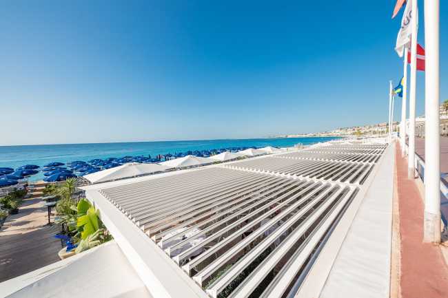 Blue Beach sulla Promenade di Nizza. La pergola bioclimatica crea un’oasi di comfort in riva al mare