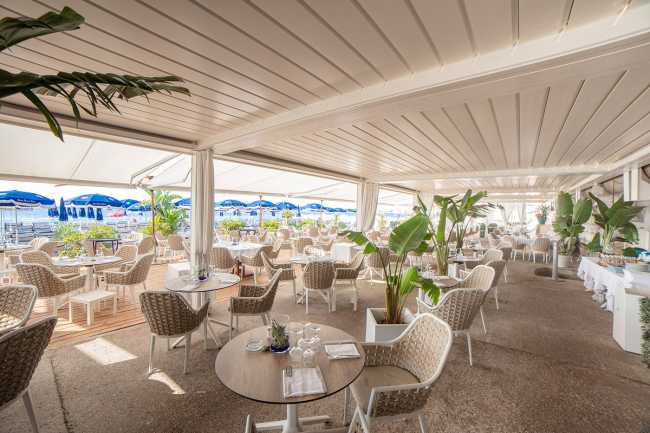 Blue Beach sulla Promenade di Nizza. La pergola bioclimatica crea un’oasi di comfort in riva al mare