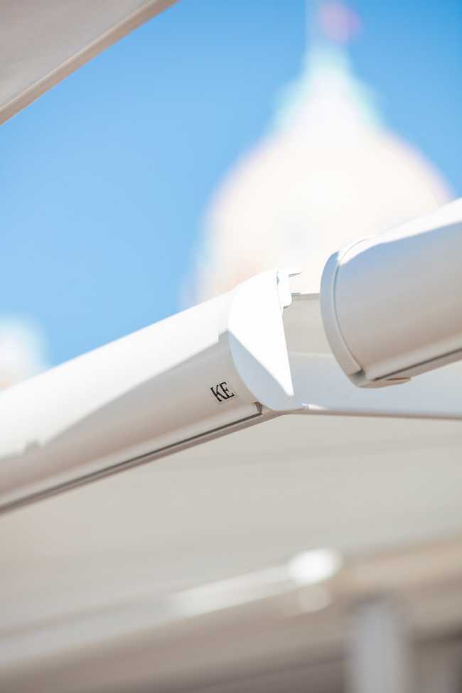 Blue Beach sulla Promenade di Nizza. La pergola bioclimatica crea un’oasi di comfort in riva al mare