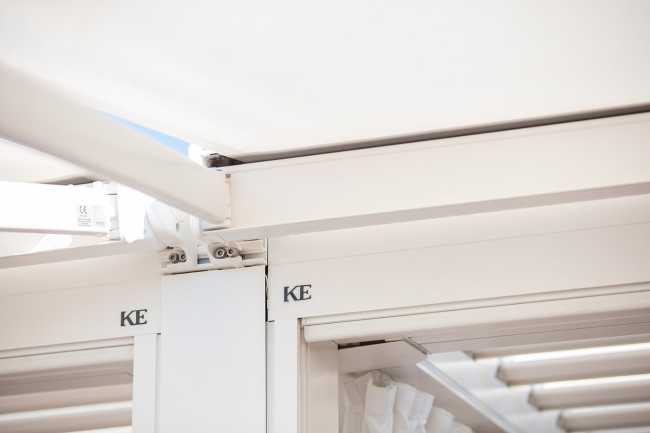 Blue Beach sulla Promenade di Nizza. La pergola bioclimatica crea un’oasi di comfort in riva al mare