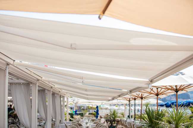 Blue Beach sulla Promenade di Nizza. La pergola bioclimatica crea un’oasi di comfort in riva al mare