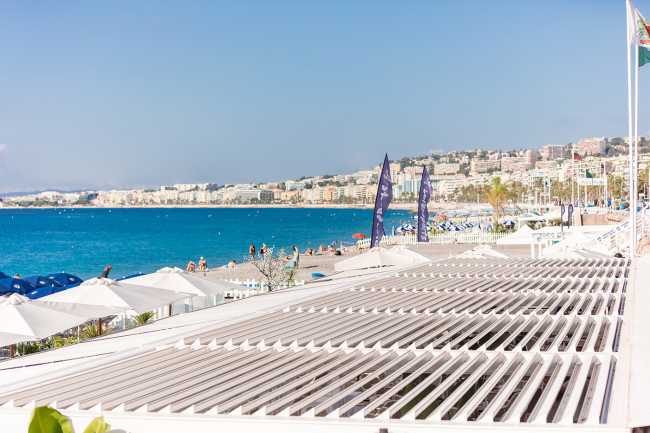 Blue Beach sulla Promenade di Nizza. La pergola bioclimatica crea un’oasi di comfort in riva al mare