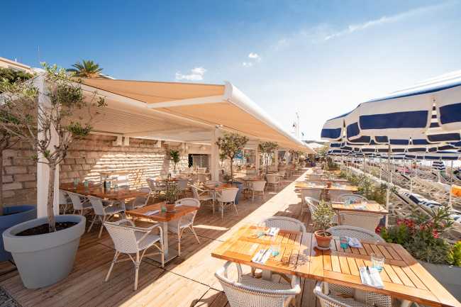 Blue Beach sulla Promenade di Nizza. La pergola bioclimatica crea un’oasi di comfort in riva al mare