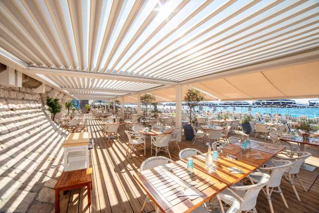 Blue Beach sulla Promenade di Nizza. La pergola bioclimatica crea un’oasi di comfort in riva al mare