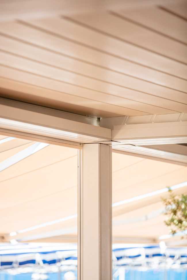 Blue Beach sulla Promenade di Nizza. La pergola bioclimatica crea un’oasi di comfort in riva al mare