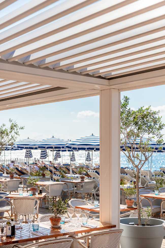 Blue Beach sulla Promenade di Nizza. La pergola bioclimatica crea un’oasi di comfort in riva al mare
