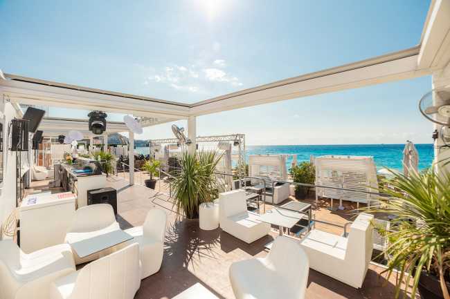 Blue Beach sulla Promenade di Nizza. La pergola bioclimatica crea un’oasi di comfort in riva al mare