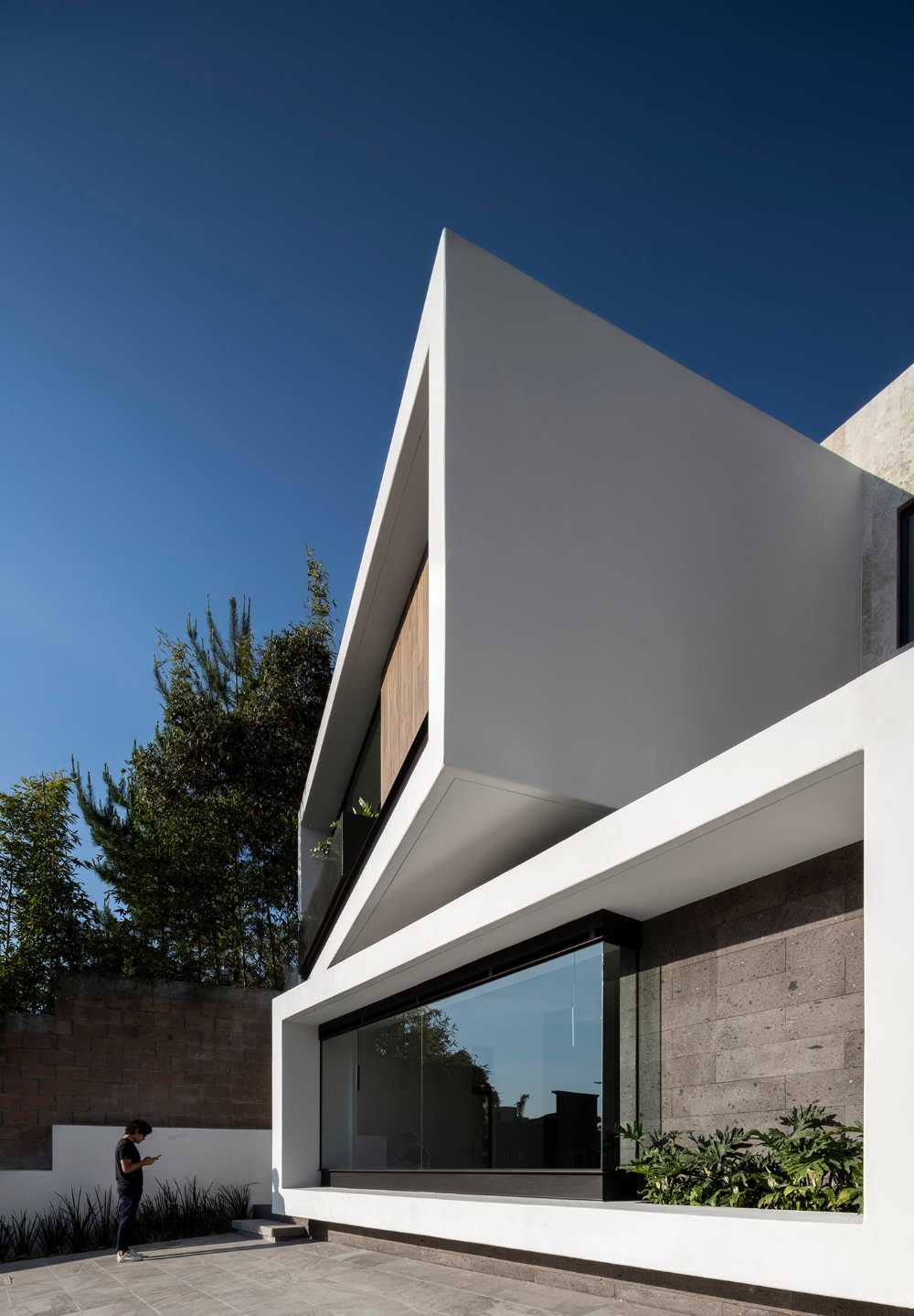 Casa EP-A e il prospetto che vince la gravità