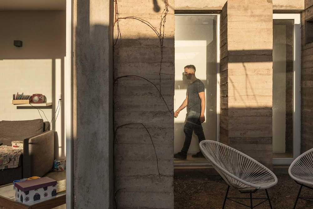 Living in the incomplete space: CPJ House