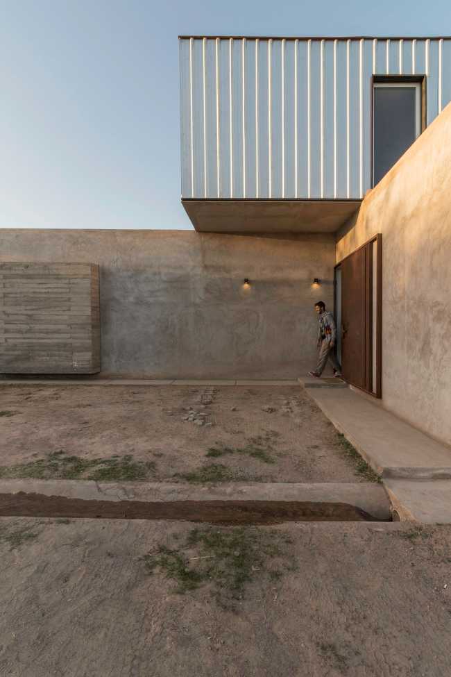Living in the incomplete space: CPJ House