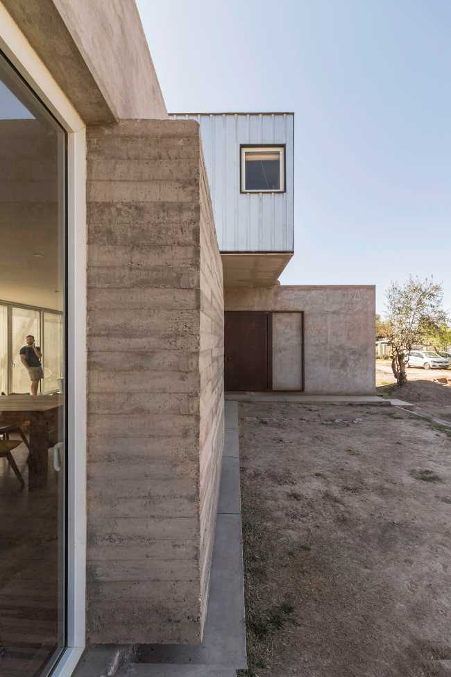 Living in the incomplete space: CPJ House
