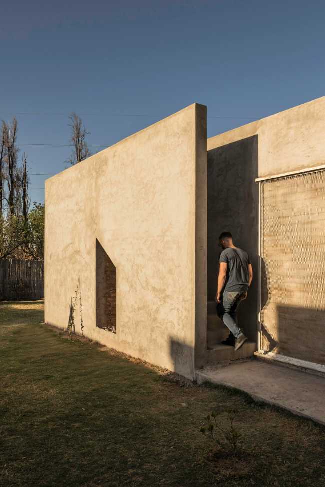 Living in the incomplete space: CPJ House