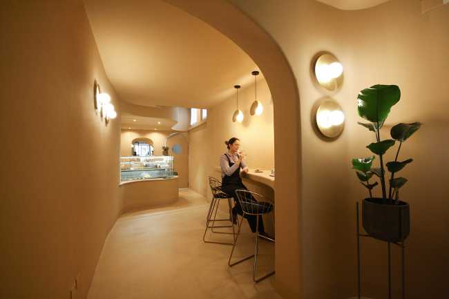 Interior Design and Branding for the Cannoncino pastry shop with sinuous shapes