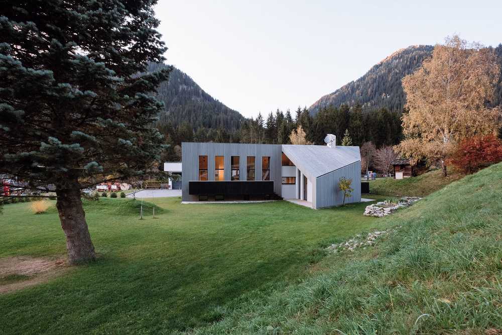 Rivestimento in legno e dettagli in acciaio annerito nella House L per integrare l’architettura in un’area naturale protetta