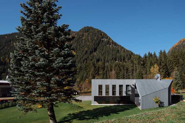 Revestimiento de madera y detalles de acero ennegrecido en la House L para integrar la arquitectura en un espacio natural protegido
