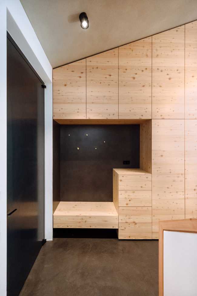 Revestimiento de madera y detalles de acero ennegrecido en la House L para integrar la arquitectura en un espacio natural protegido