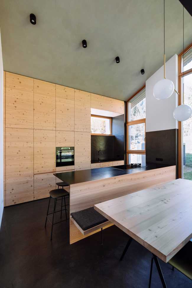 Revestimiento de madera y detalles de acero ennegrecido en la House L para integrar la arquitectura en un espacio natural protegido