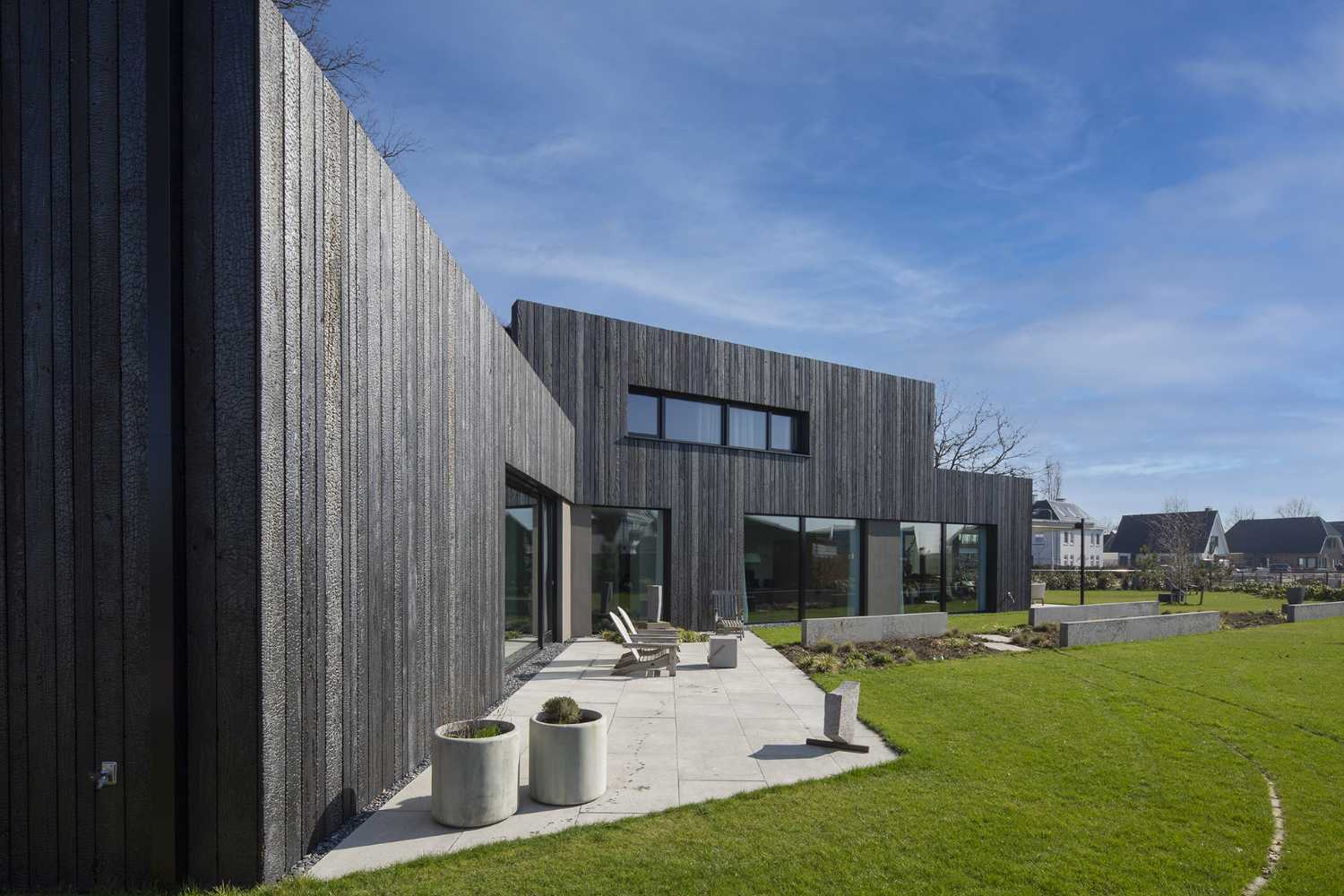 Madera quemada y neutralidad energética en la sedosa Black House neerlandesa