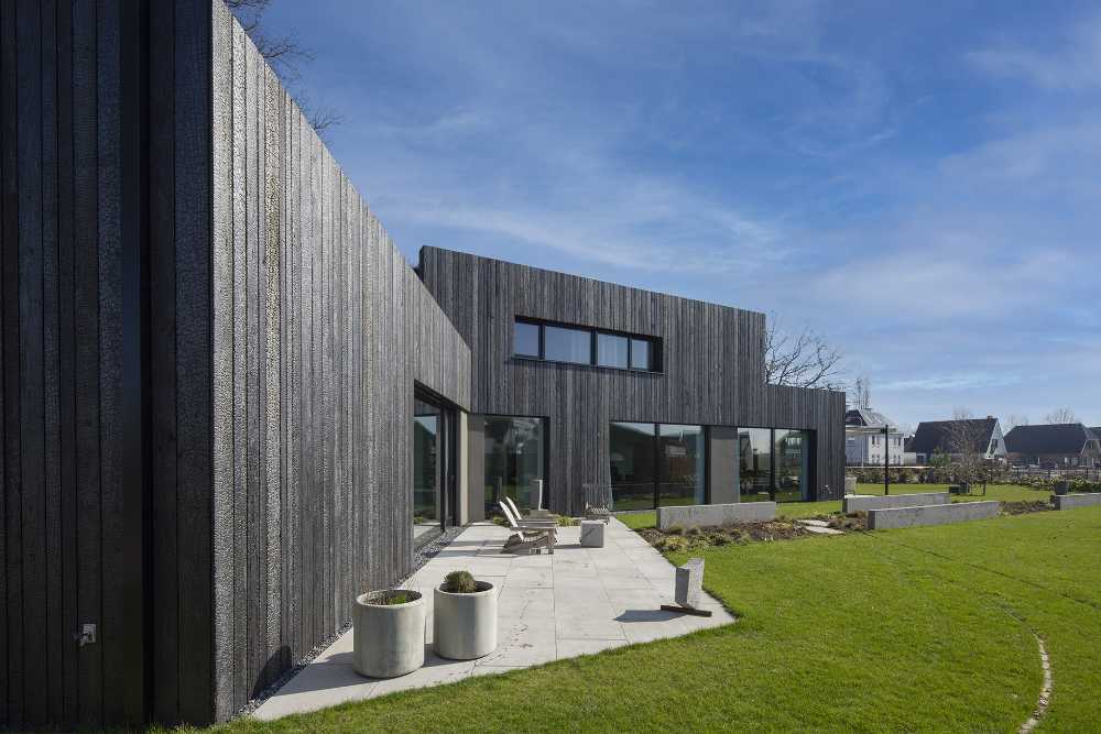 Madera quemada y neutralidad energética en la sedosa Black House neerlandesa