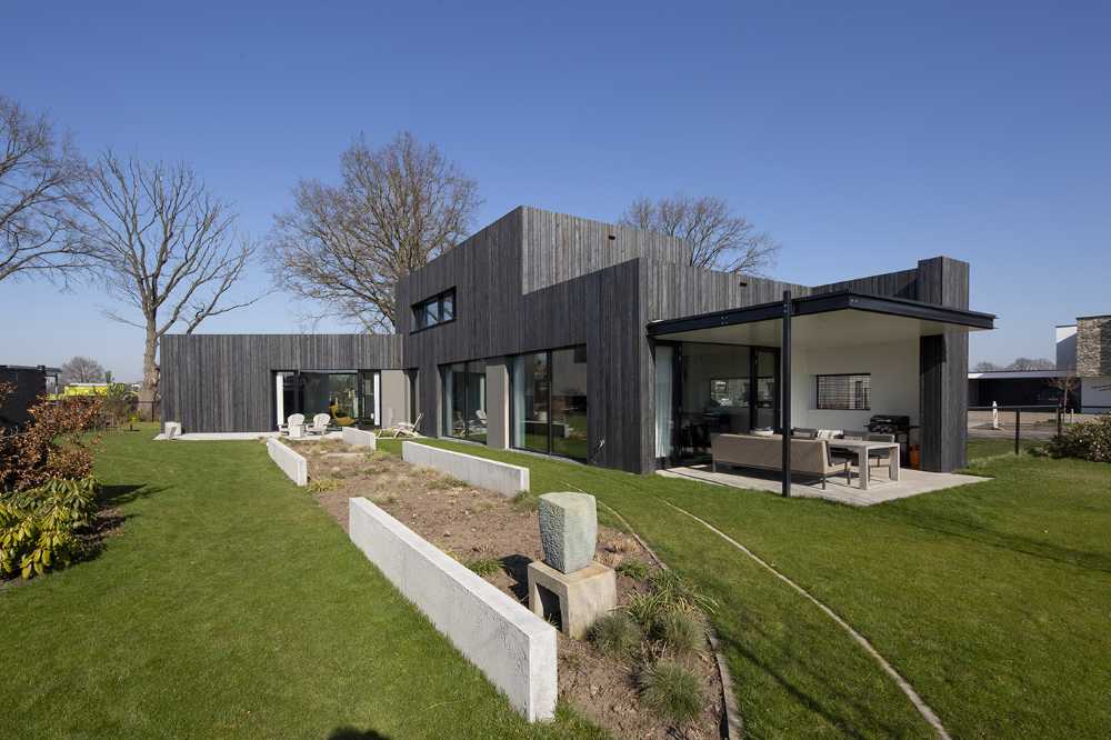 Bois brûlé et neutralité énergétique dans la maison néerlandaise Silky Black
