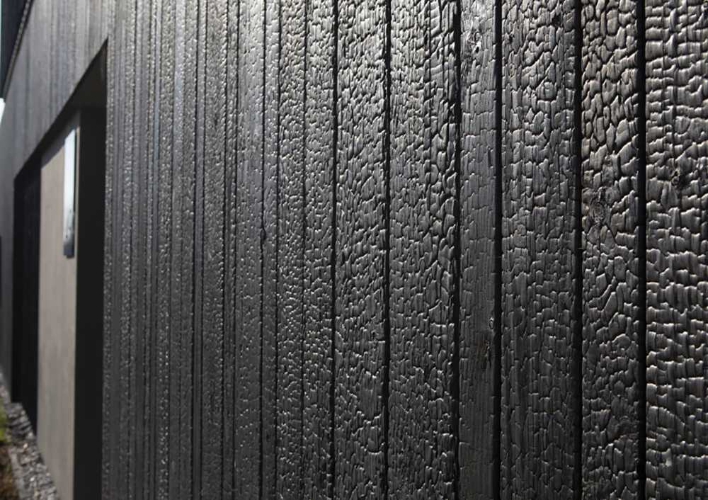 Bois brûlé et neutralité énergétique dans la maison néerlandaise Silky Black