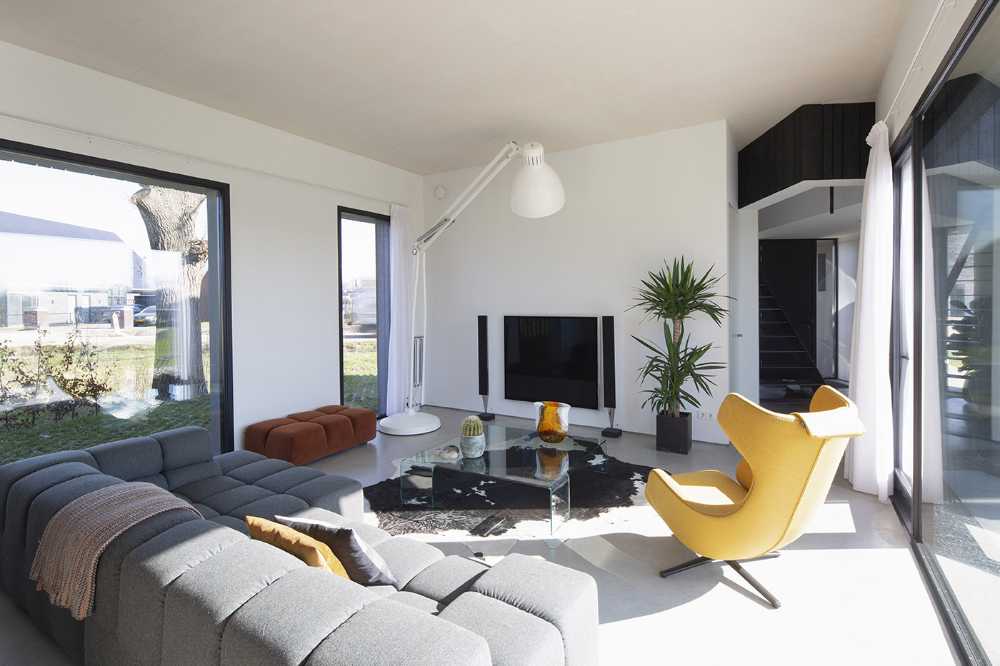 Bois brûlé et neutralité énergétique dans la maison néerlandaise Silky Black