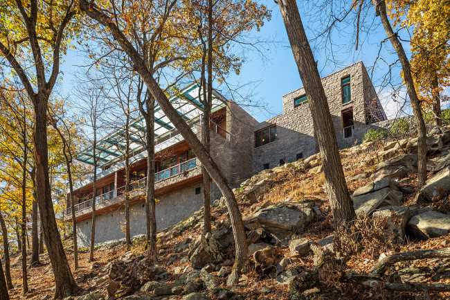 La camaleontica Sterling Forest House che si dissolve nell'ambiente