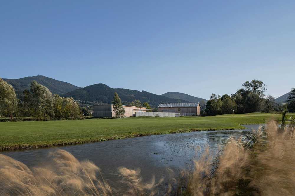 Desafío arquitectónico con tres edificios y un patio en el Golf & Ski Resort de Ostravice: edificios de mantenimiento transformados mediante el diseño en madera