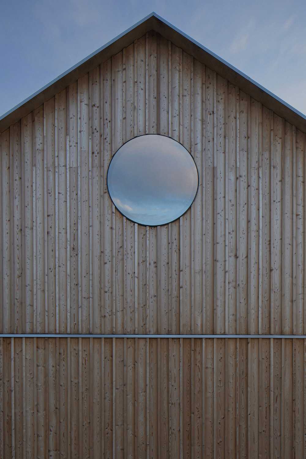 Challenging architecture with three buildings and a courtyard at the Golf & Ski Resort in Ostravice: maintenance properties transformed through wood design