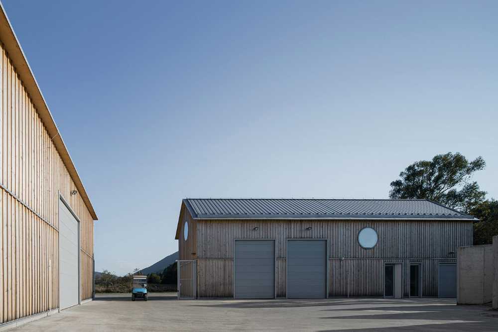 Challenging architecture with three buildings and a courtyard at the Golf & Ski Resort in Ostravice: maintenance properties transformed through wood design