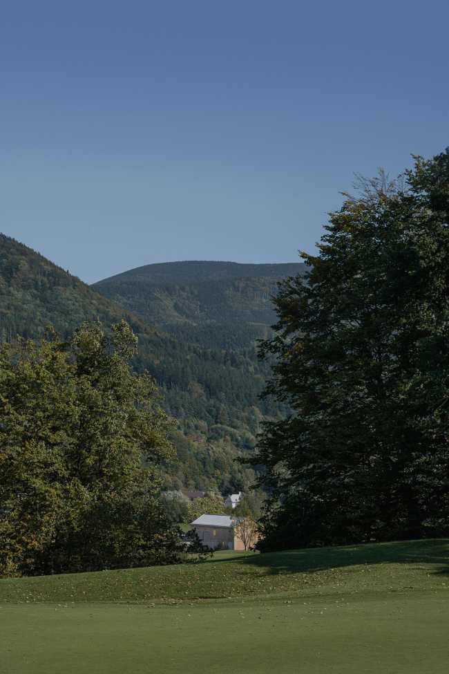 Challenging architecture with three buildings and a courtyard at the Golf & Ski Resort in Ostravice: maintenance properties transformed through wood design