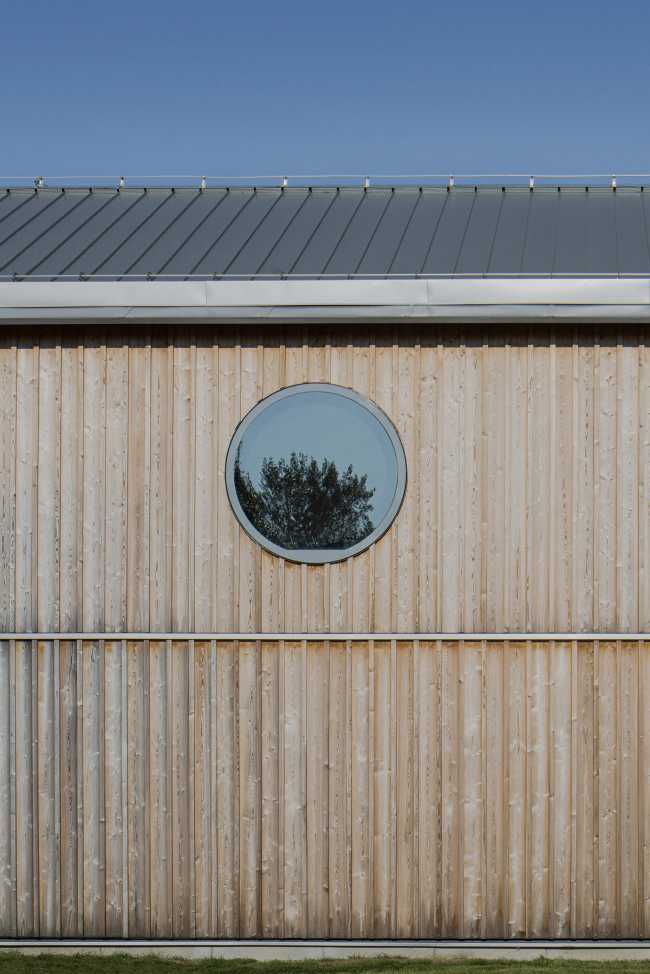 Challenging architecture with three buildings and a courtyard at the Golf & Ski Resort in Ostravice: maintenance properties transformed through wood design