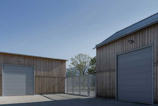 Challenging architecture with three buildings and a courtyard at the Golf & Ski Resort in Ostravice: maintenance properties transformed through wood design