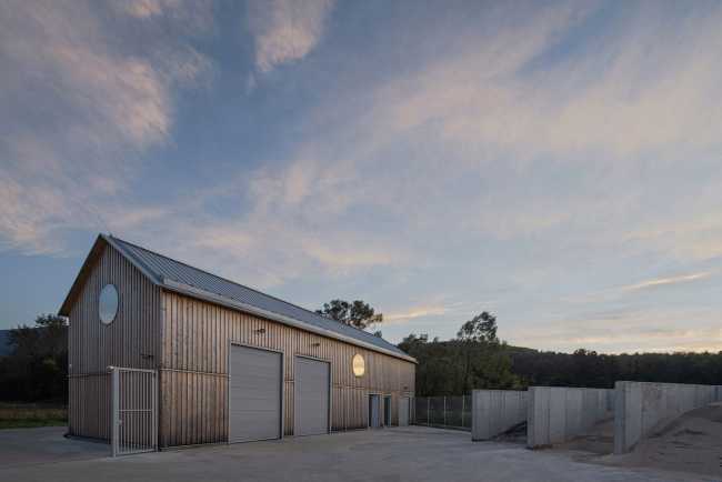 Challenging architecture with three buildings and a courtyard at the Golf & Ski Resort in Ostravice: maintenance properties transformed through wood design