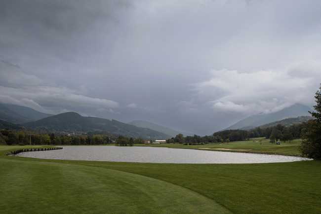 Challenging architecture with three buildings and a courtyard at the Golf & Ski Resort in Ostravice: maintenance properties transformed through wood design